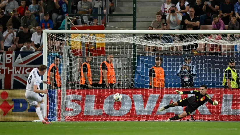 Gol Eliota Andersona (Engleska M-21) iz penala na meču sa Španijom M-21